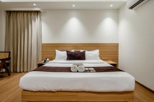 Aristo Grand Hotel with Bathtub by Aura Homes Near Sector 54 Chowk Metro Golf Course Road Gurgaon