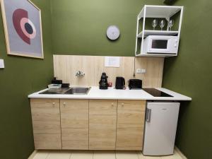 Bright 2 bed with big terrace by tram