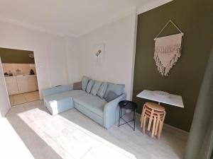 Bright 2 bed with big terrace by tram