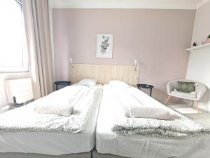 Bright 2 bed with big terrace by tram