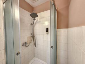 Bright 2 bed with big terrace by tram