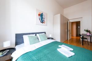 Spacious 3BR Apartment I Metro I near Karlin Square