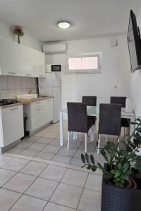 Apartments by the sea Zivogosce - Mala Duba, Makarska - 18626