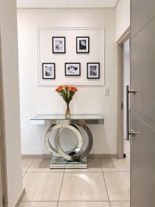 The Luxe Nest Modern and Cozy Stay