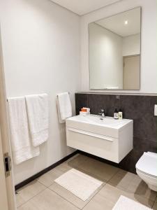The Luxe Nest Modern and Cozy Stay
