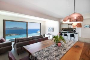 Sea View Villa w Heated Infinity Pool, Jacuzzi, Cinema