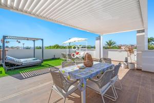 Benoa South Penthouse, 40m Pool, Solarium, BBQ by Oyoostays