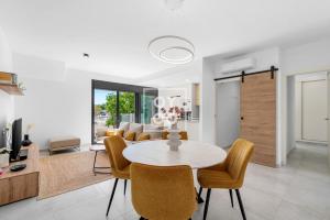 Benoa South Penthouse, 40m Pool, Solarium, BBQ by Oyoostays