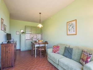 Flat with shared pool and air conditioning