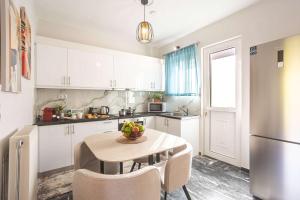 Sea Breeze - Kalamata Cozy Nest Steps From The Sea