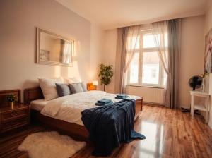 Top Central The Golden Nest - 3Bdr AC Free WiFi - Steps To Main Attractions