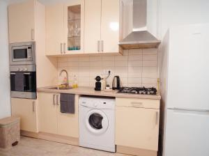 Top Central The Golden Nest - 3Bdr AC Free WiFi - Steps To Main Attractions