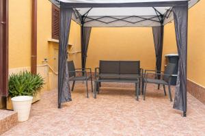 Studio with Private Entrance and Patio Metro C