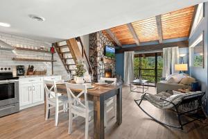 2BR Top-Floor Condo with Views & Resort Amenities