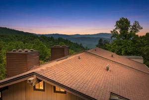 2BR Top-Floor Condo with Views & Resort Amenities