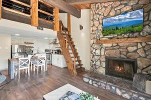 2BR Top-Floor Condo with Views & Resort Amenities