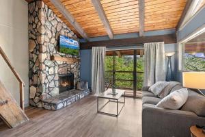 2BR Top-Floor Condo with Views & Resort Amenities