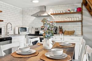 2BR Top-Floor Condo with Views & Resort Amenities