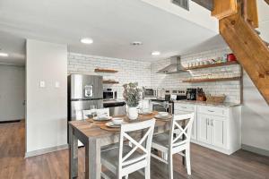 2BR Top-Floor Condo with Views & Resort Amenities