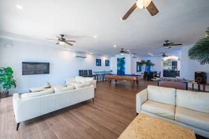 Sleeps 32 Direct on Beach: Pool, Hot Tub, Games!