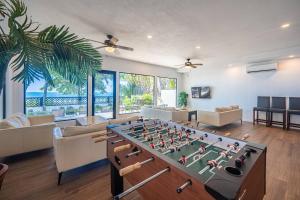 Sleeps 32 Direct on Beach: Pool, Hot Tub, Games!