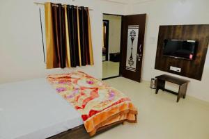 CHANDRAAM Hotel I 966o9o1oo6 just 450mtr From shreenathji temple By SK
