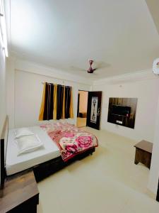 CHANDRAAM Hotel I 966o9o1oo6 just 450mtr From shreenathji temple By SK
