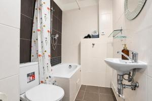 Apartment 20 minutes from City Center near Polus w Coffee, Tea, TV