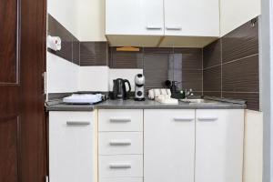 Apartment 20 minutes from City Center near Polus w Coffee, Tea, TV