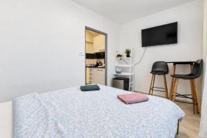 Apartment 20 minutes from City Center near Polus w Coffee, Tea, TV