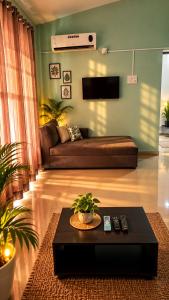 1 Bhk luxurious Spacious Stay Nr Benalium beach With 3 Balconies and Reserve Parking with Private Entry