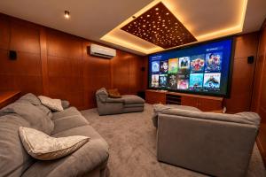 Gaming Villa - 4 Bedrooms - Private Pool - Movie Theater - fits 10