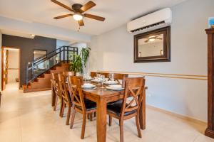 Gaming Villa - 4 Bedrooms - Private Pool - Movie Theater - fits 10