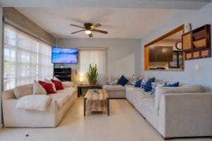Gaming Villa - 4 Bedrooms - Private Pool - Movie Theater - fits 10