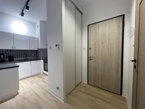 Nowa Letnica - taras z ogrodem - salon z aneksem kuchennym i sypialnia