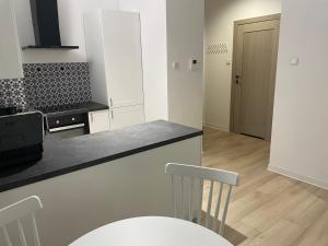 Nowa Letnica - taras z ogrodem - salon z aneksem kuchennym i sypialnia