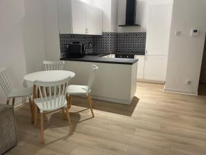 Nowa Letnica - taras z ogrodem - salon z aneksem kuchennym i sypialnia