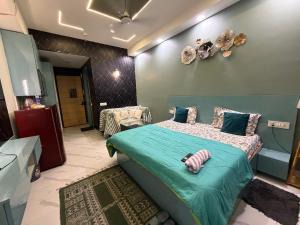 Cosmo Stays Premium Studio Gaur City Center