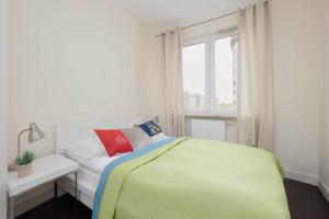 Comfortable Apartment with 2 bedrooms and Balcony in Warsaw by Heyrent