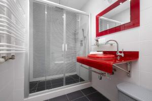 Comfortable Apartment with 2 bedrooms and Balcony in Warsaw by Heyrent