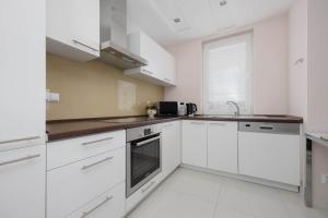 Comfortable Apartment with 2 bedrooms and Balcony in Warsaw by Heyrent