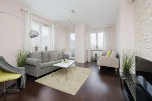 Comfortable Apartment with 2 bedrooms and Balcony in Warsaw by Heyrent