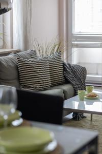 Comfortable Apartment with 2 bedrooms and Balcony in Warsaw by Heyrent