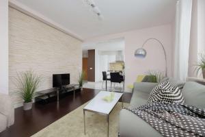 Comfortable Apartment with 2 bedrooms and Balcony in Warsaw by Heyrent