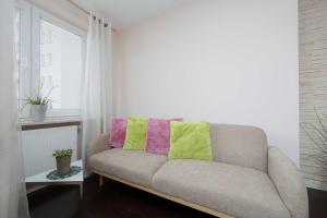 Comfortable Apartment with 2 bedrooms and Balcony in Warsaw by Heyrent