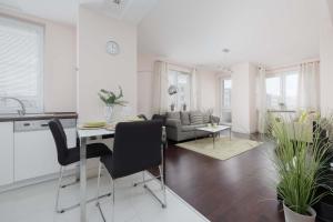 Comfortable Apartment with 2 bedrooms and Balcony in Warsaw by Heyrent