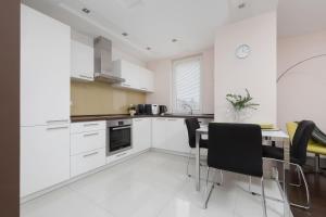 Comfortable Apartment with 2 bedrooms and Balcony in Warsaw by Heyrent