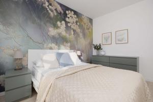 Comfortable Apartment with Parking in Warsaw by Heyrent