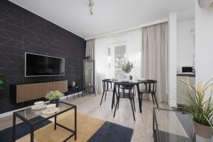 Comfortable Apartment with Parking in Warsaw by Heyrent
