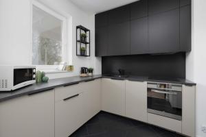 Comfortable Apartment with Parking in Warsaw by Heyrent